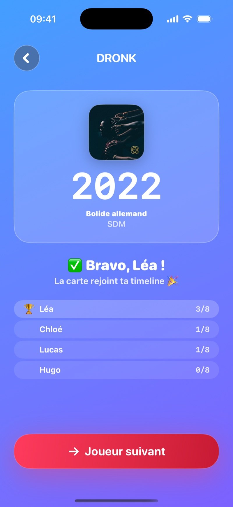 La révélation dans la Timeline : un grand 2014 au-dessus de Shake It Off de Taylor Swift, le texte Correct, Olivia! The card lands on your timeline, le classement Olivia 3/8, Jake 1/8, Mia 1/8, Tyler 0/8 et un bouton Next player (capture de la version anglaise)