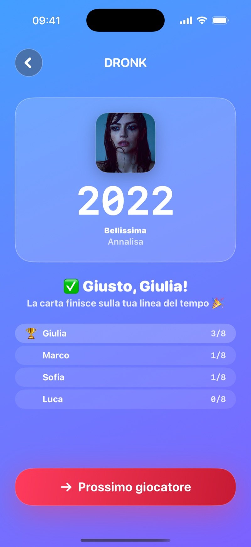 La rivelazione nella Linea del tempo: un grande 2014 sopra Shake It Off di Taylor Swift, il testo Correct, Olivia! The card lands on your timeline, la classifica Olivia 3/8, Jake 1/8, Mia 1/8, Tyler 0/8 e il pulsante Next player (screenshot della versione inglese)