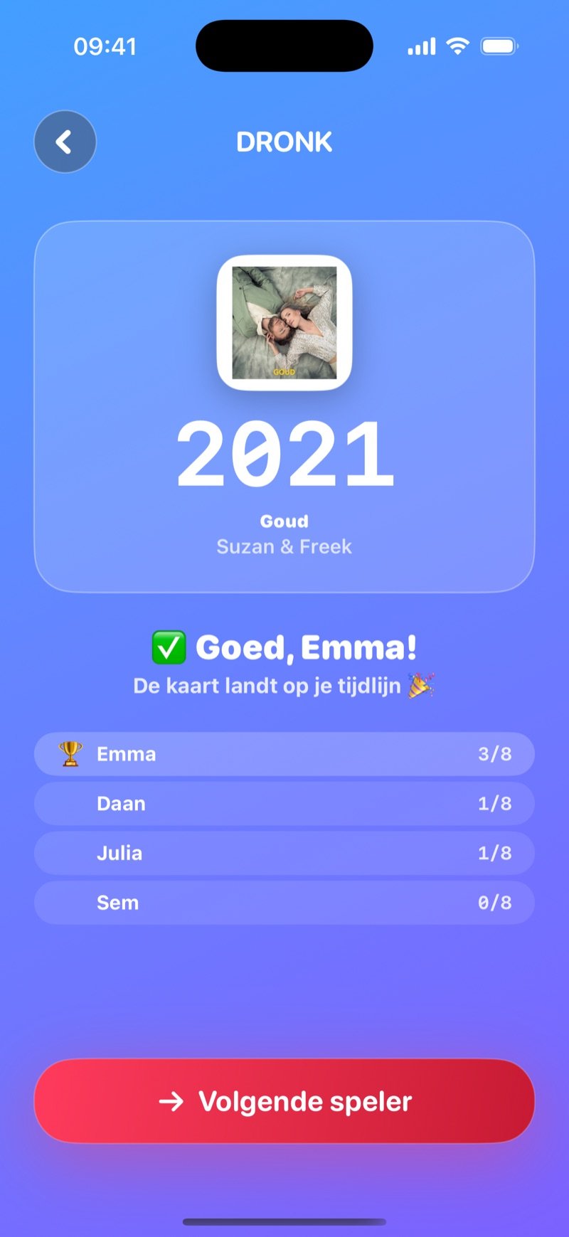 De onthulling in De Tijdlijn: een groot 2014 boven Shake It Off van Taylor Swift, de tekst Correct, Olivia! The card lands on your timeline, de stand Olivia 3/8, Jake 1/8, Mia 1/8, Tyler 0/8 en een Next player-knop (screenshot van de Engelse versie)