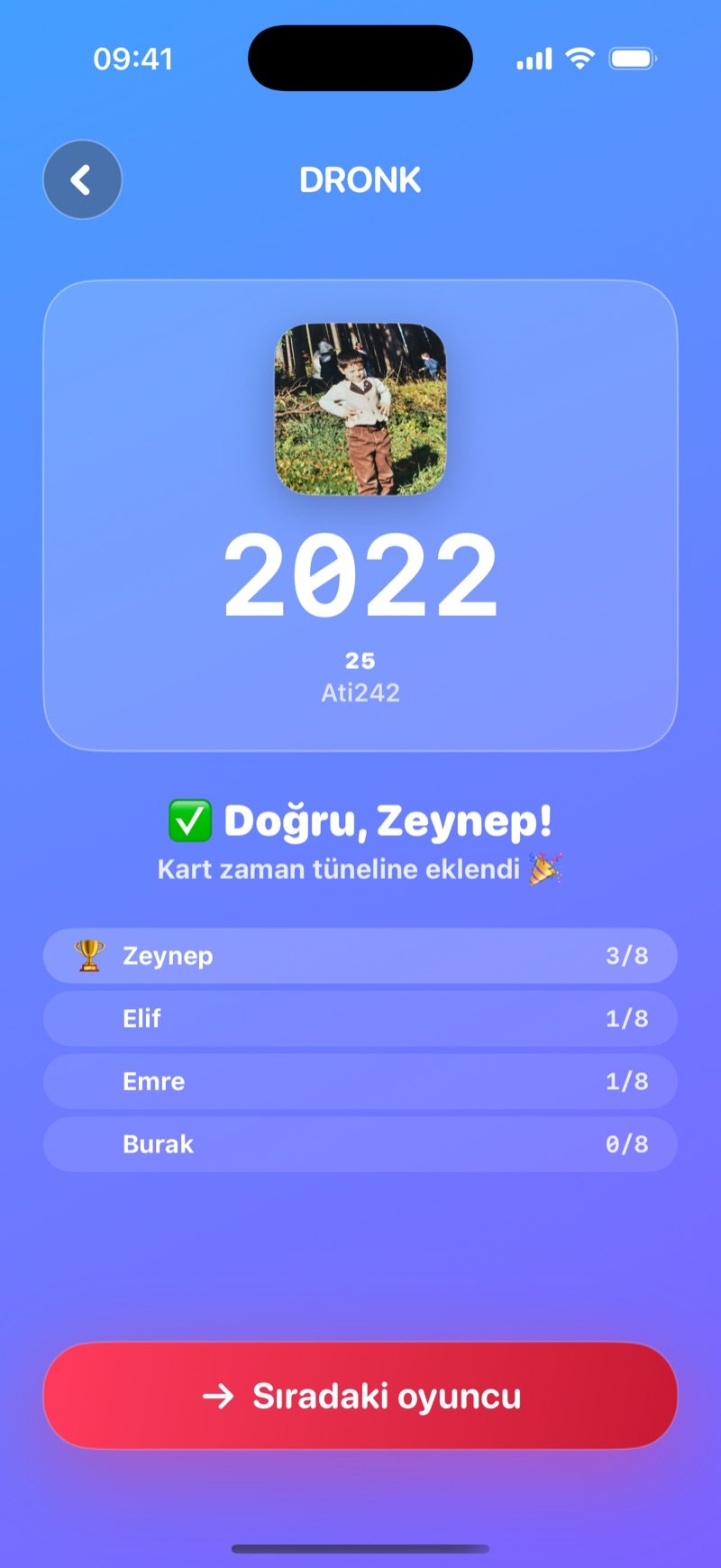 Zaman Tüneli'nde açıklama: şarkı adı ve sanatçının üstünde büyük yazılmış yıl, doğru bildin mesajı, her oyuncunun 8 üzerinden kart sayısını gösteren tablo ve Sıradaki oyuncu düğmesi