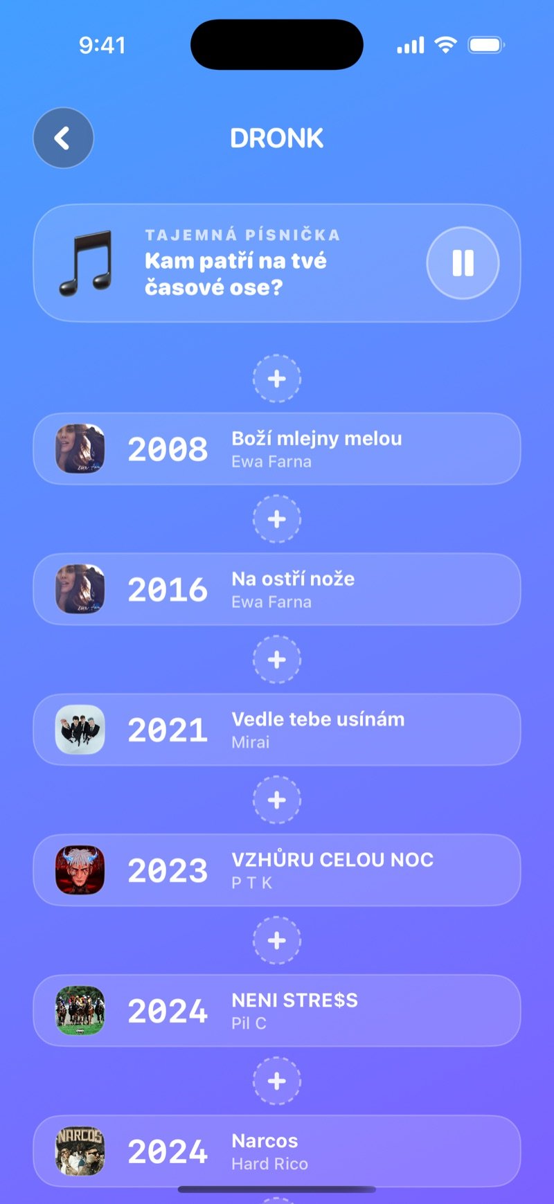 Zařazování v Časové ose LIVE: karta s tajnou písničkou a tlačítkem pauzy nad časovou osou šesti karet seřazených podle roku, s políčkem + mezi každými dvěma kartami