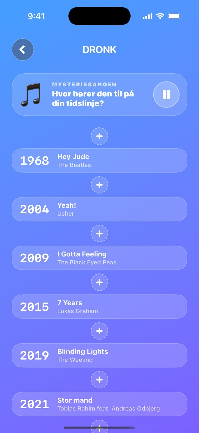 Placeringsskærmen i Tidslinjen med pinkode: mysteriesangen spiller med pause-knap, og nedenunder ligger Hey Jude 1968, Yeah! 2004, I Gotta Feeling 2009, 7 Years 2015, Blinding Lights 2019 og Stor mand 2021 med et plus-felt mellem hvert kort