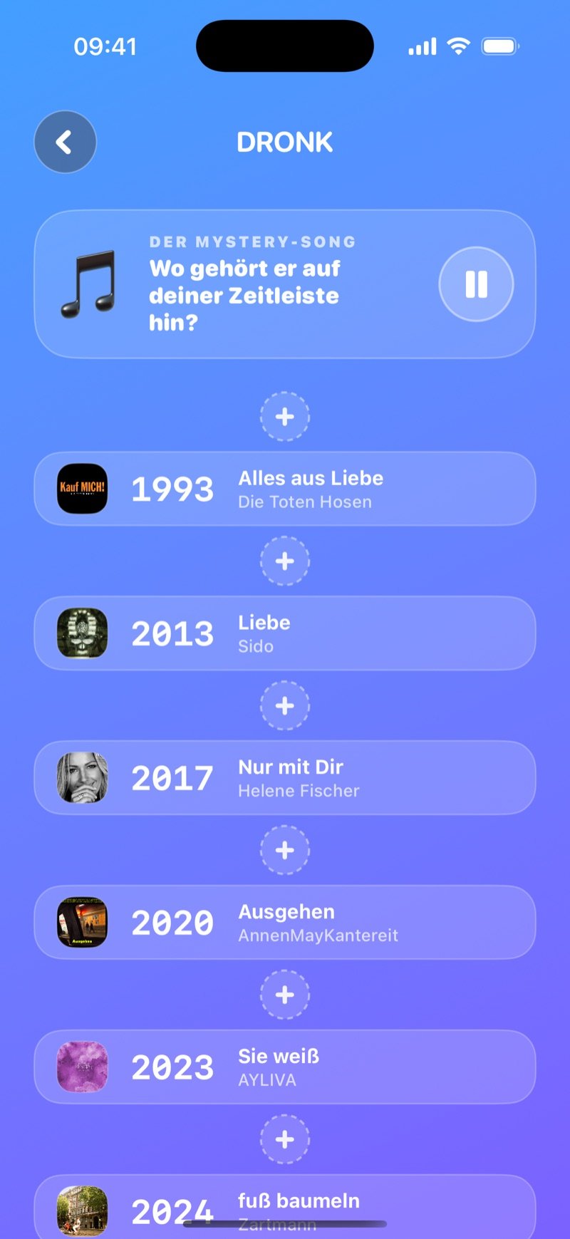 Der LIVE-Platzierungsbildschirm der Zeitleiste: die Mystery-Song-Karte mit Pause-Button über einer Timeline aus sechs Karten von traitor 2021 bis drop dead 2026, mit einem +-Feld zwischen jeder Karte