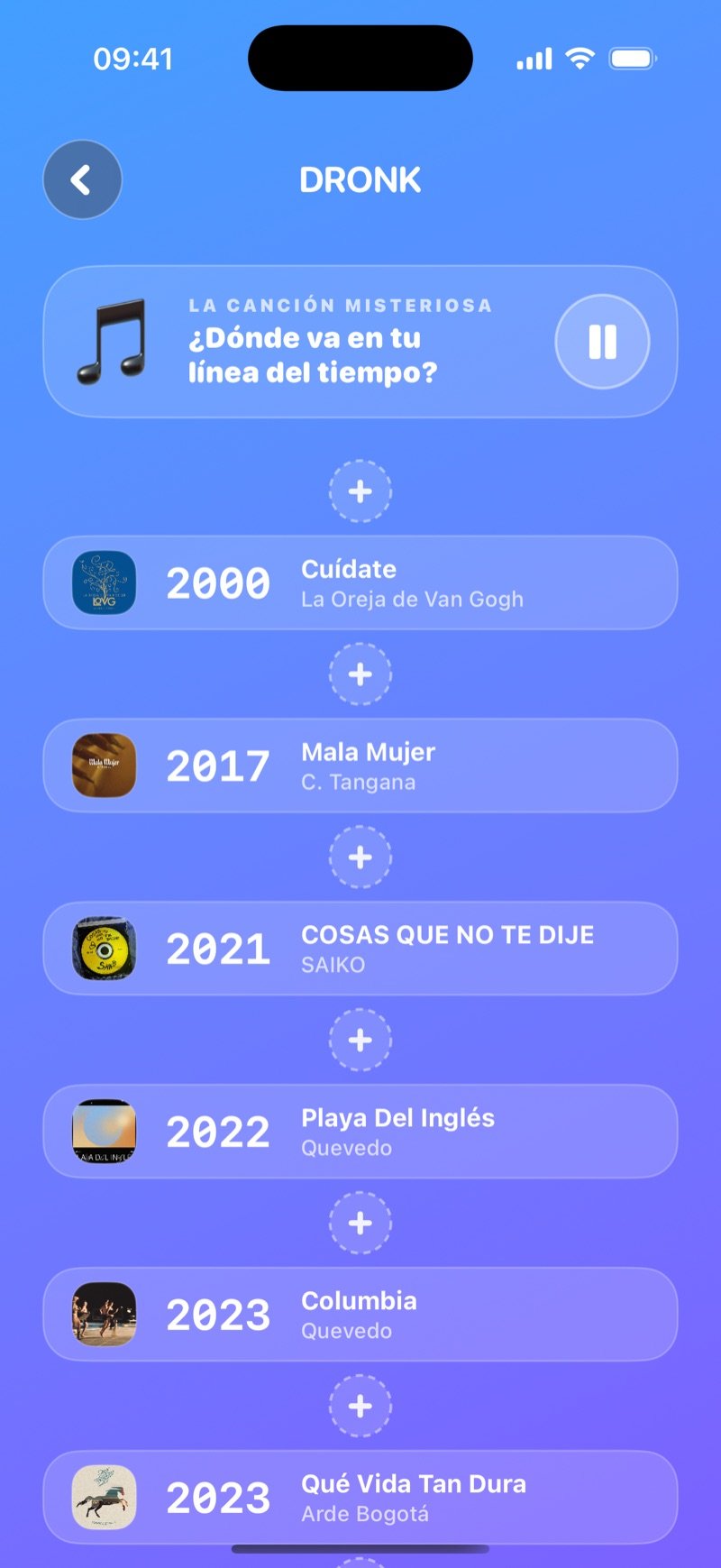 La pantalla de colocación de La Línea del tiempo en LIVE: la carta de la canción misteriosa con botón de pausa sobre una línea de tiempo de seis cartas, de traitor 2021 a drop dead 2026, con un hueco + entre cada carta (captura de la versión en inglés)