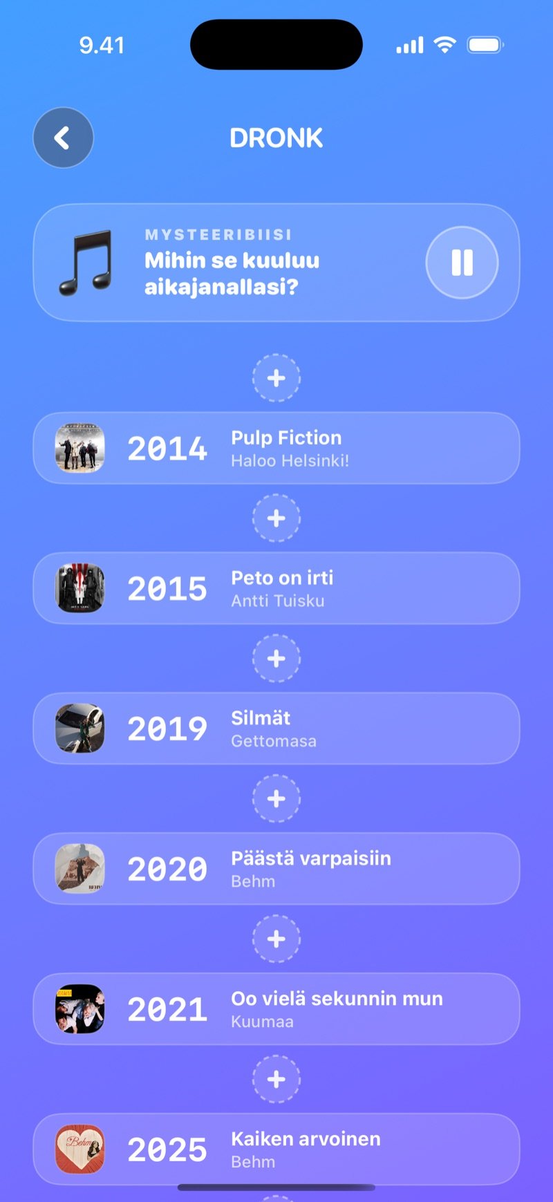 Aikajana LIVE-tilassa: mysteeribiisin kortti taukopainikkeella ja sen alla pelaajan oma aikajana, jossa on + paikka jokaisen kortin välissä