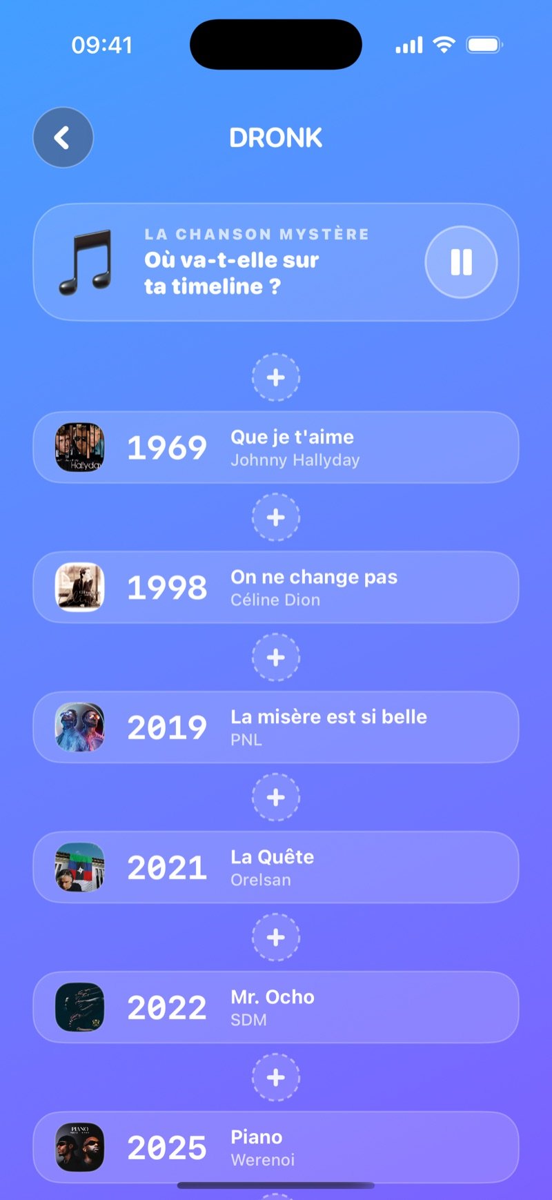 L'écran de placement de la Timeline LIVE : la carte chanson mystère avec un bouton pause au-dessus d'une timeline de six cartes de traitor 2021 à drop dead 2026, avec une case + entre chaque carte (capture de la version anglaise)