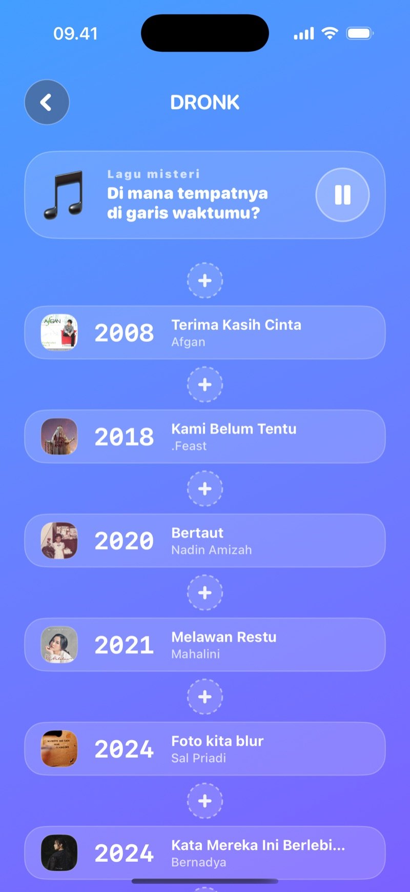 Layar menaruh lagu di Garis Waktu LIVE: kartu lagu misteri dengan tombol jeda di atas garis waktu berisi beberapa kartu, dengan slot + di antara setiap kartu