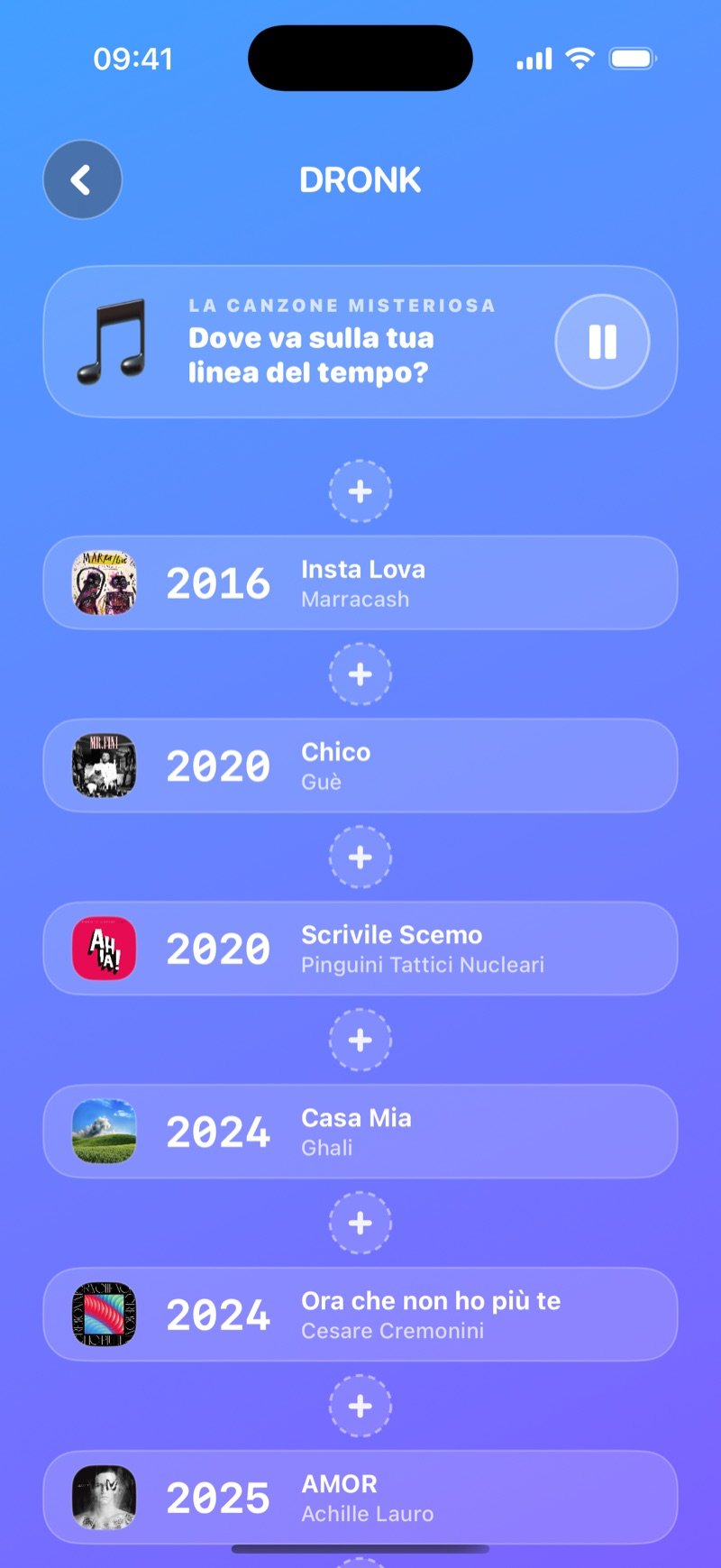 La schermata di piazzamento della Linea del tempo LIVE: la carta della canzone misteriosa con il tasto pausa sopra una linea del tempo di sei carte, da traitor 2021 a drop dead 2026, con uno spazio + tra ogni carta (screenshot della versione inglese)