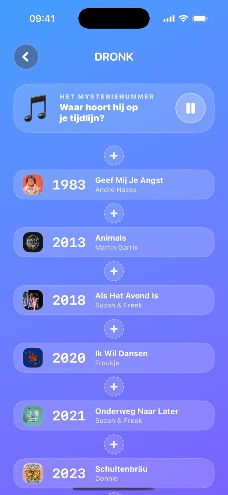 Het plaatsingsscherm van De Tijdlijn LIVE: de kaart met het mysterieuze nummer met een pauzeknop boven een tijdlijn van zes kaarten van traitor 2021 tot drop dead 2026, met een +-vakje tussen elke kaart (screenshot van de Engelse versie)