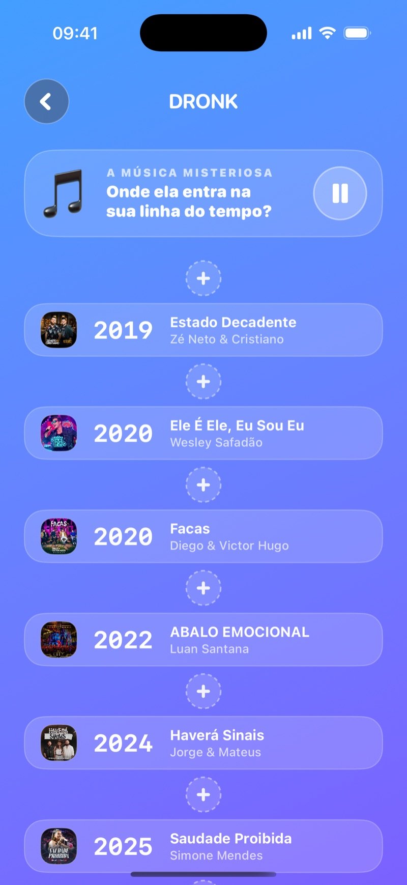 A tela de posicionamento da Linha do Tempo LIVE: a carta da música misteriosa com botão de pausa acima de uma linha do tempo com seis cartas, de traitor 2021 a drop dead 2026, com um espaço + entre cada carta (captura da versão em inglês)