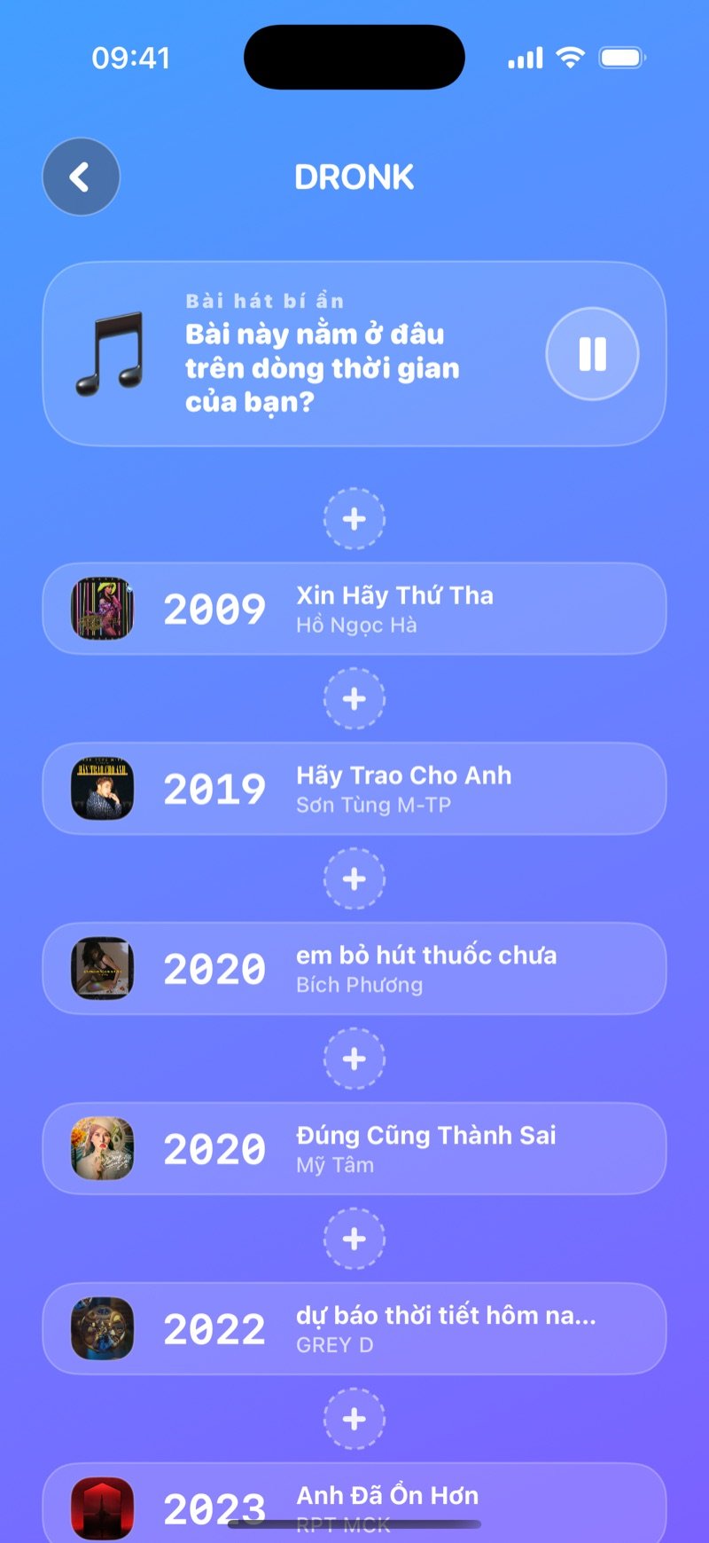 Màn hình đặt bài của Dòng thời gian LIVE: thẻ bài hát bí ẩn có nút tạm dừng phía trên dòng thời gian gồm nhiều thẻ, giữa mỗi thẻ có một ô +
