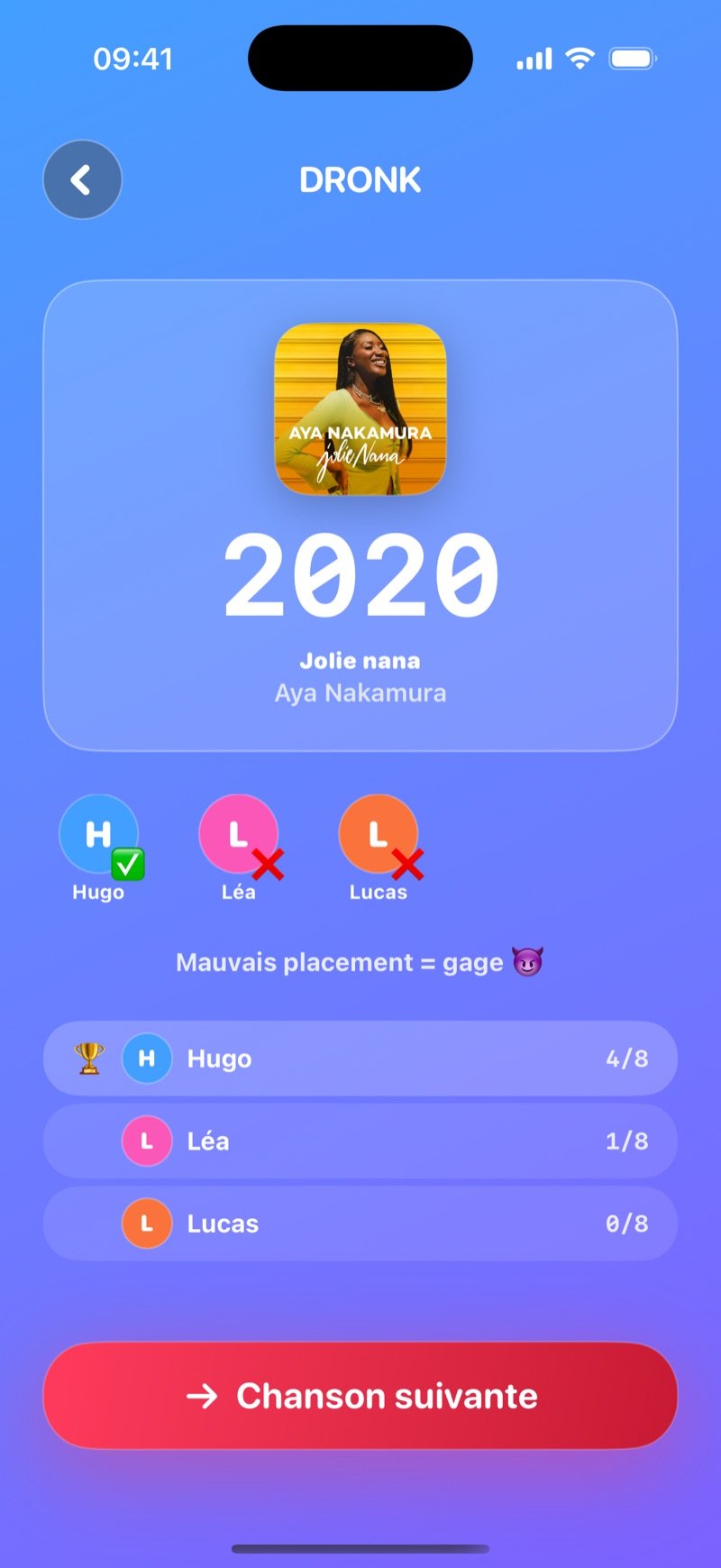 La révélation de la Timeline LIVE : 1977 au-dessus de Stayin' Alive des Bee Gees, les avatars de Jacob, Emma et Oscar, le texte Wrong placement = penalty, le classement Jacob 4/8, Oscar 3/8, Emma 1/8 et un bouton Next song (capture de la version anglaise)