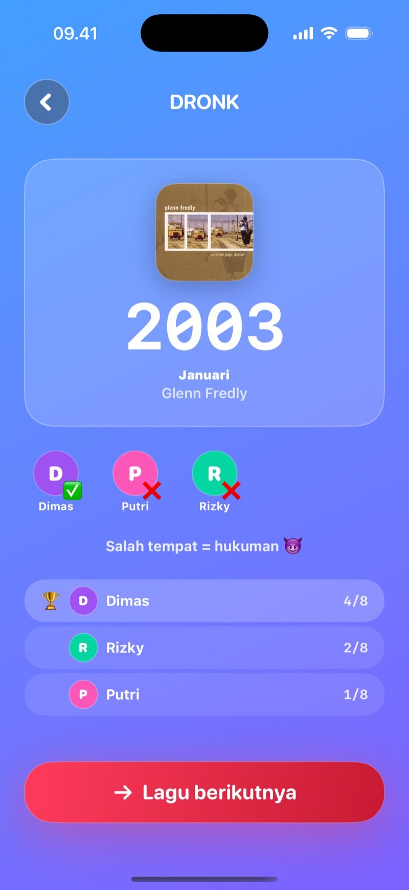 Pengungkapan di Garis Waktu LIVE: tahun rilis di atas judul dan artis lagunya, avatar para pemain, teks Salah tempat = hukuman, klasemen dan tombol Lagu berikutnya