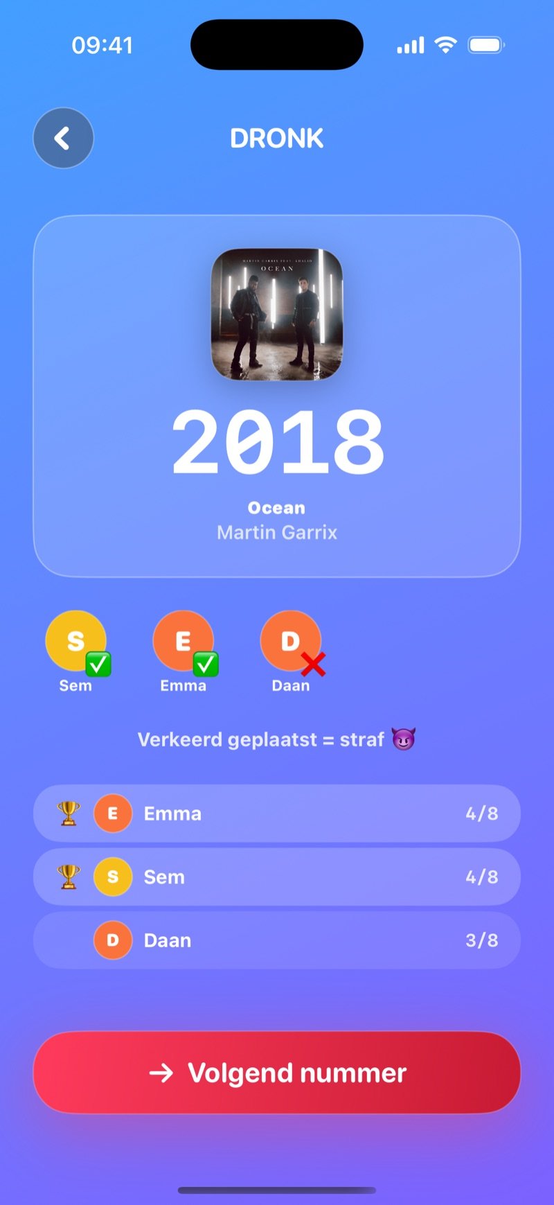 De onthulling in De Tijdlijn LIVE: 1977 boven Stayin' Alive van Bee Gees, avatars van Jacob, Emma en Oscar, de tekst Wrong placement = penalty, de stand Jacob 4/8, Oscar 3/8, Emma 1/8 en een Next song-knop (screenshot van de Engelse versie)
