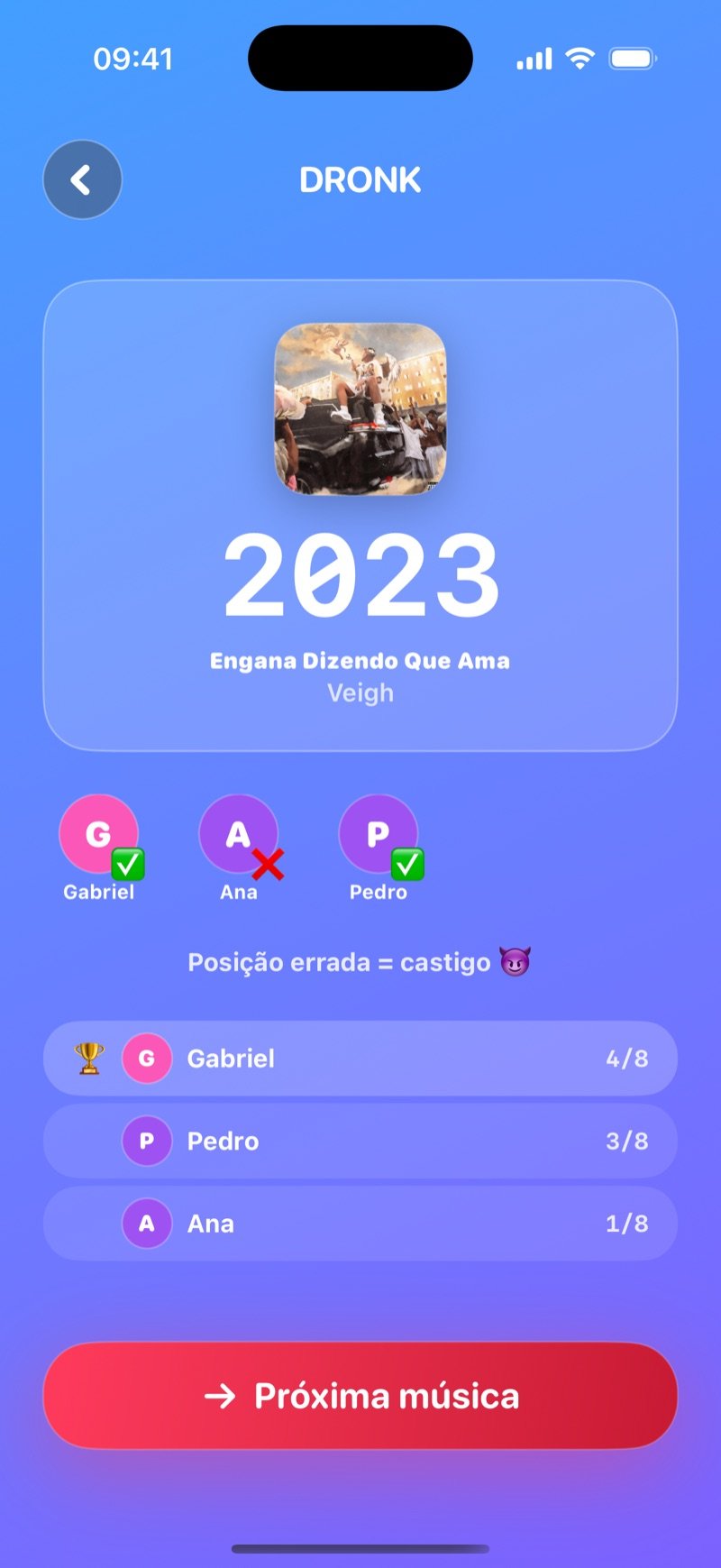 A revelação da Linha do Tempo LIVE: 1977 acima de Stayin' Alive dos Bee Gees, avatares de Jacob, Emma e Oscar, o texto Wrong placement = penalty, o placar Jacob 4/8, Oscar 3/8, Emma 1/8 e o botão Next song (captura da versão em inglês)