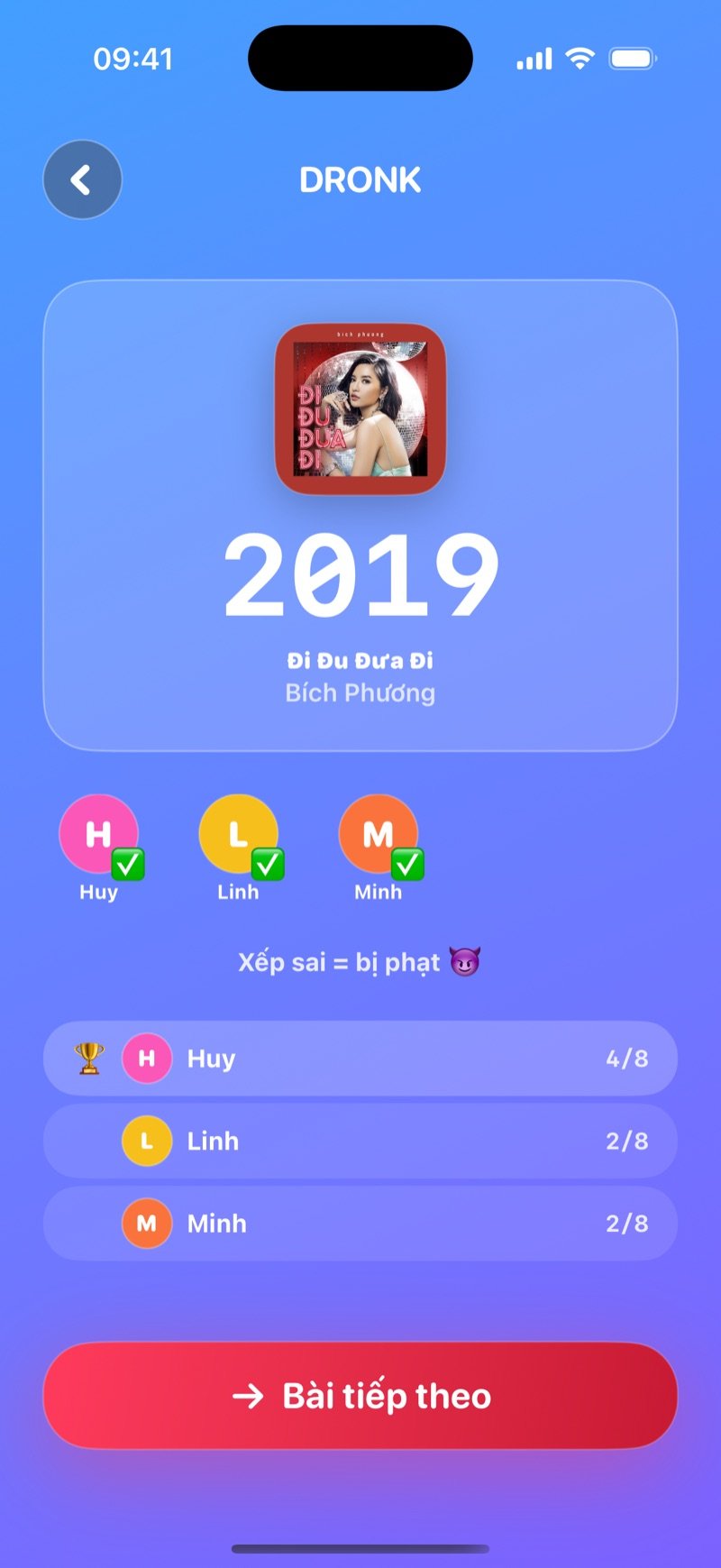 Màn hình lật kết quả của Dòng thời gian LIVE: năm phát hành phía trên tên bài, ảnh đại diện của người chơi, dòng chữ Xếp sai = bị phạt, bảng điểm chung và nút Bài tiếp theo